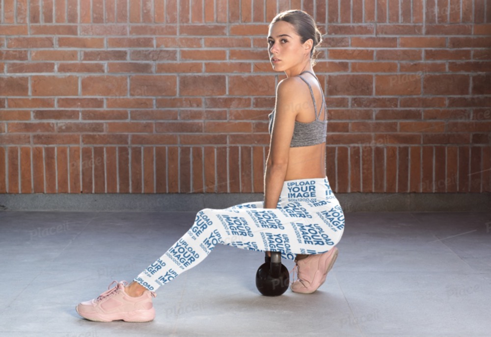 mockup di una donna atletica che indossa leggings a vita alta