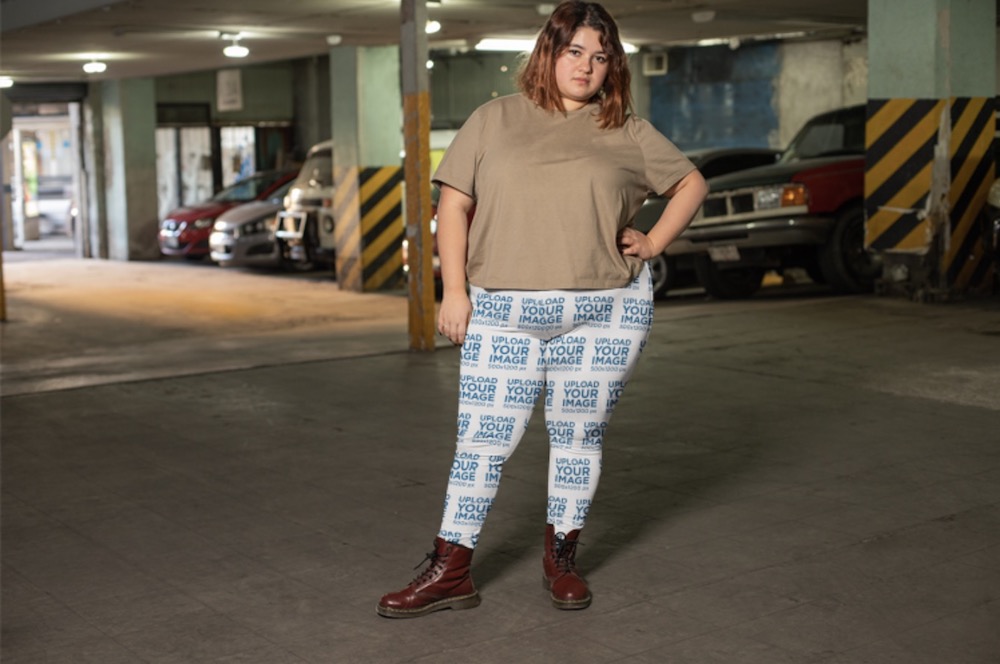 mockup di una ragazza che indossa leggings taglie forti