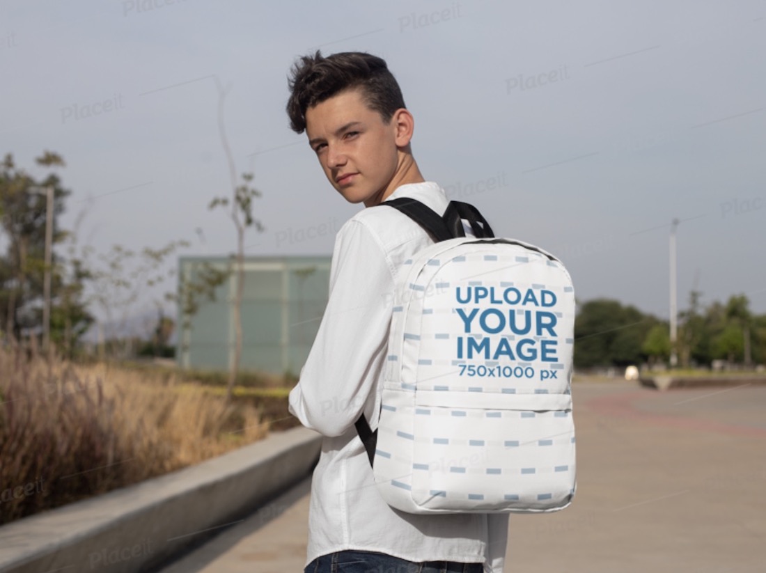 mockup di un adolescente con uno zaino