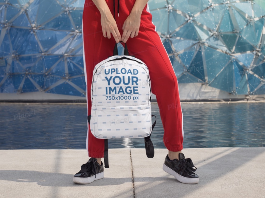 mockup di zaino con una donna in pantaloni da jogging