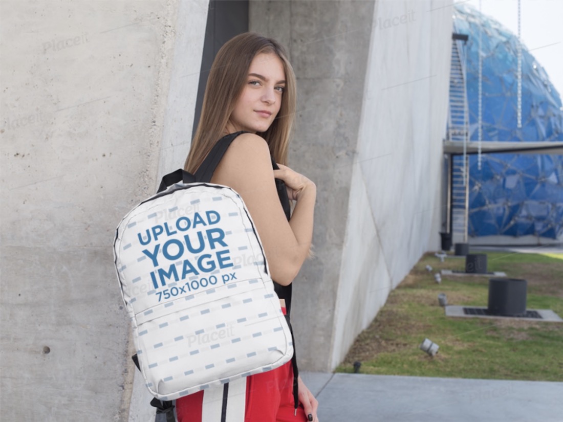 mockup di un adolescente che trasporta uno zaino