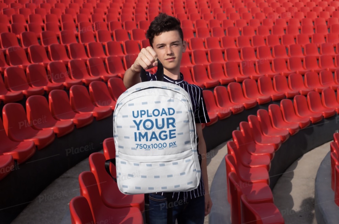 mockup di un giovane studente che tiene il suo zaino