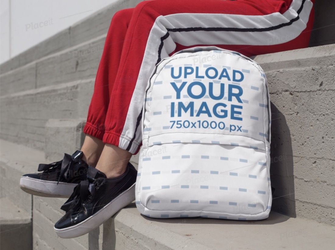 mockup di zaino con una donna seduta su gradinate di cemento