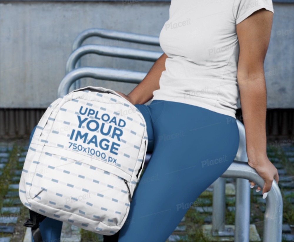 mockup di zaino con una donna in abbigliamento sportivo