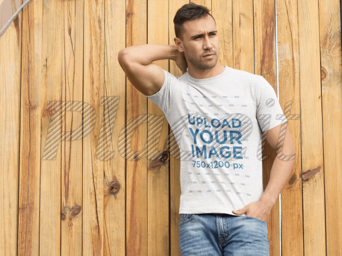 tee mockup di un giovane uomo