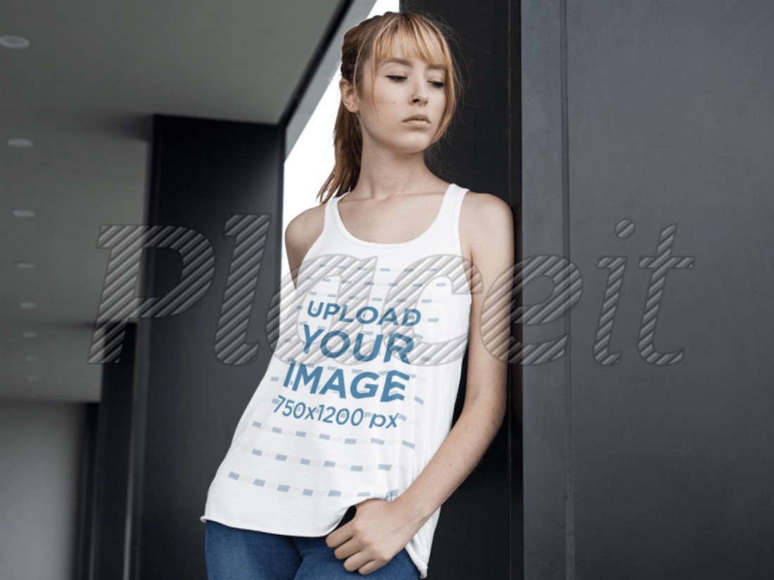 donna che indossa un modello di canotta bella fluida