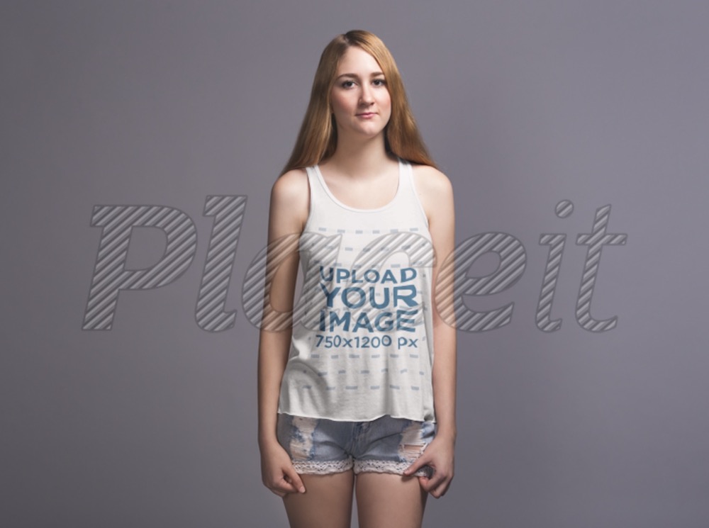 bella canotta in tela mockup di una ragazza bionda