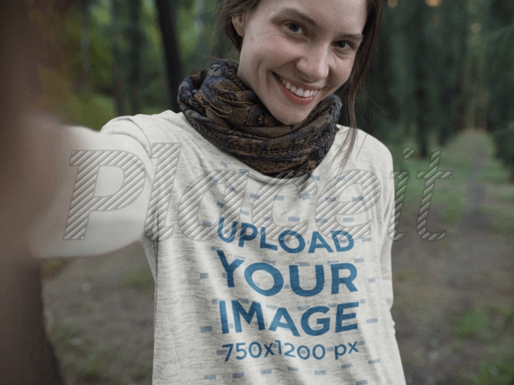 selfie di una ragazza felice che indossa un modello di t-shirt a maniche lunghe flowie in tela bella