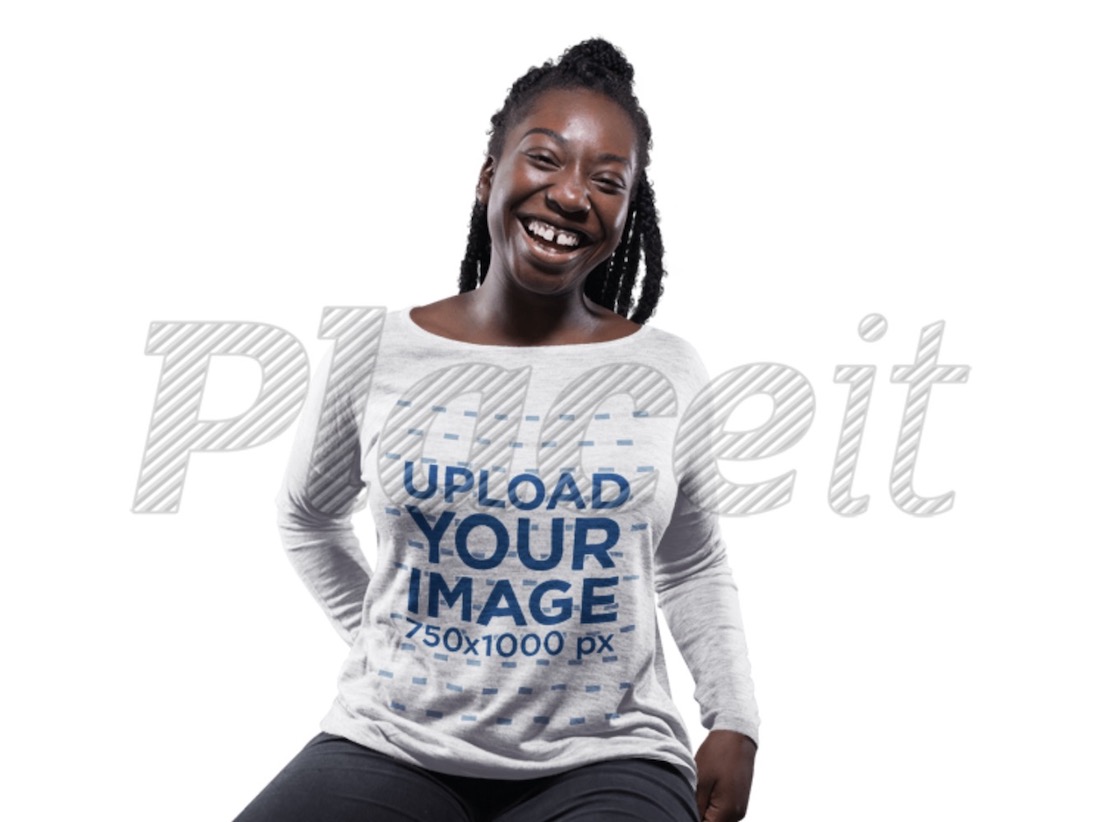 donna con i dreadlocks che indossa una bella manica lunga fluida