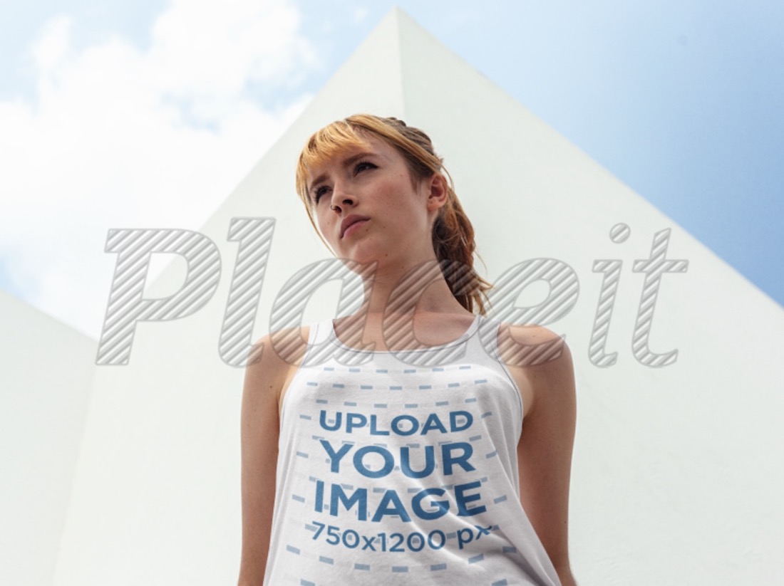 mockup di una bella ragazza che indossa una bella flowy