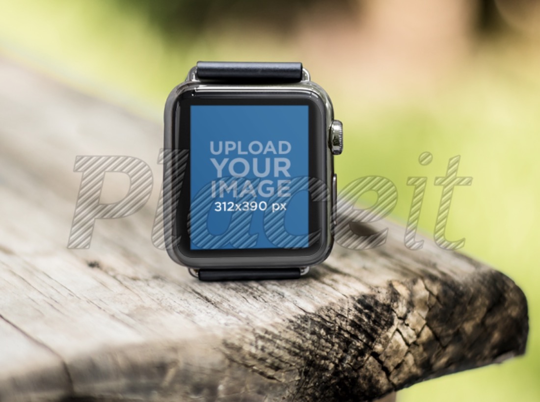 orologio mela nera su un tavolo da picnic in legno al parco mockup