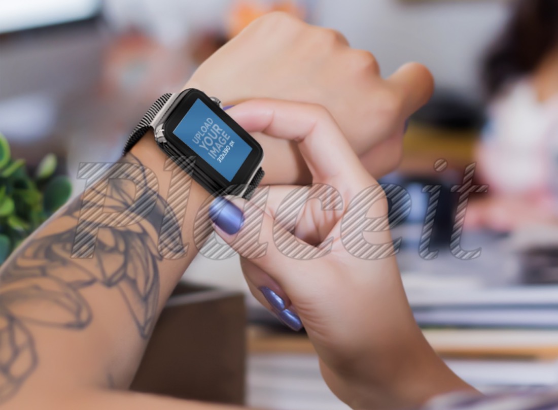 giovane donna tatuata che usa il suo modello di modello di orologio mela nera