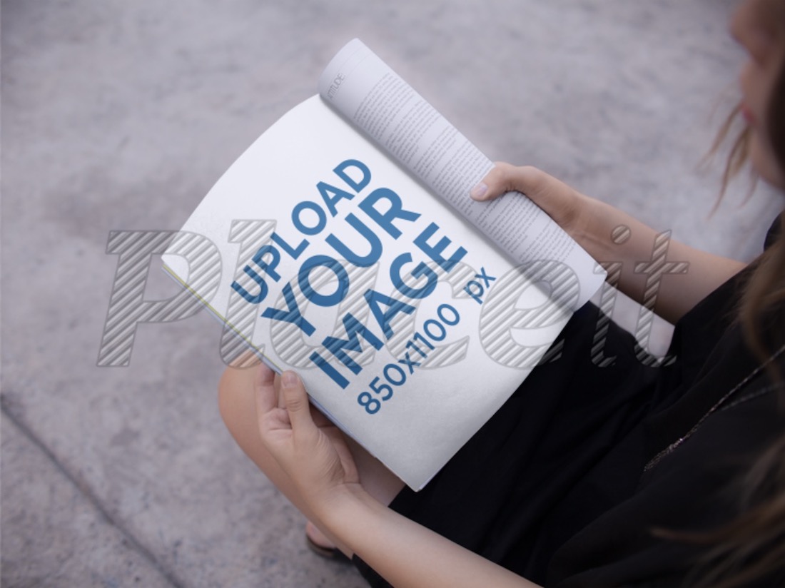 mujer leyendo una revista maqueta PSD