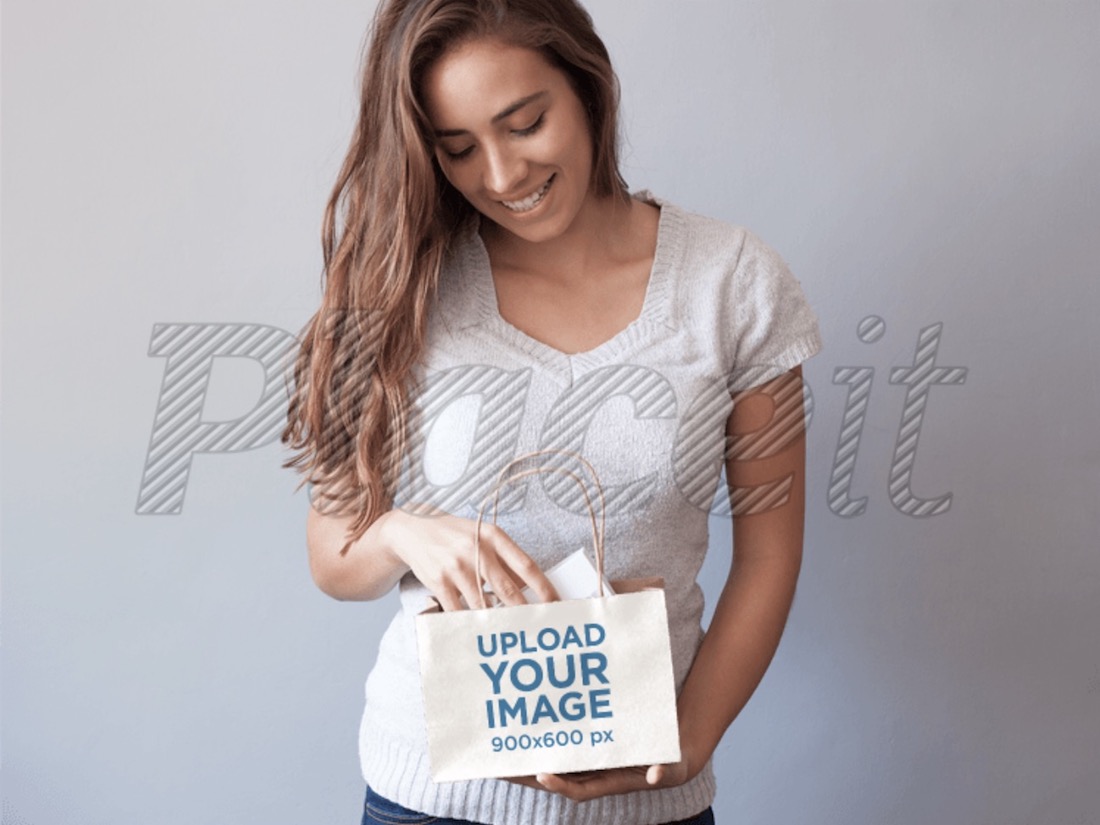 ショッピングバッグを持っている若い女性のモックアップ