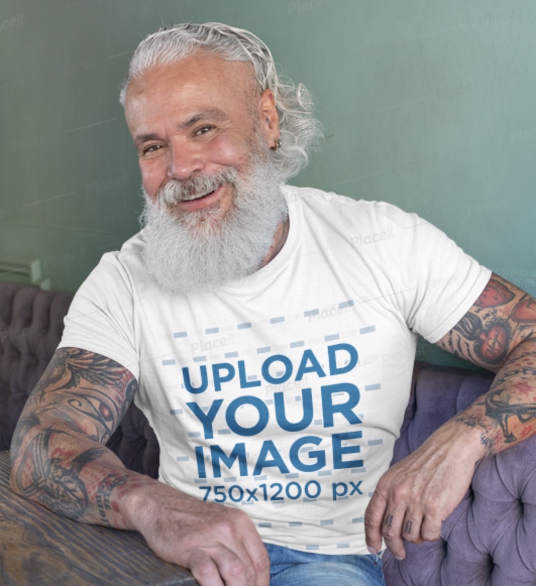 T-Shirt-Modell mit einem tätowierten älteren Mann