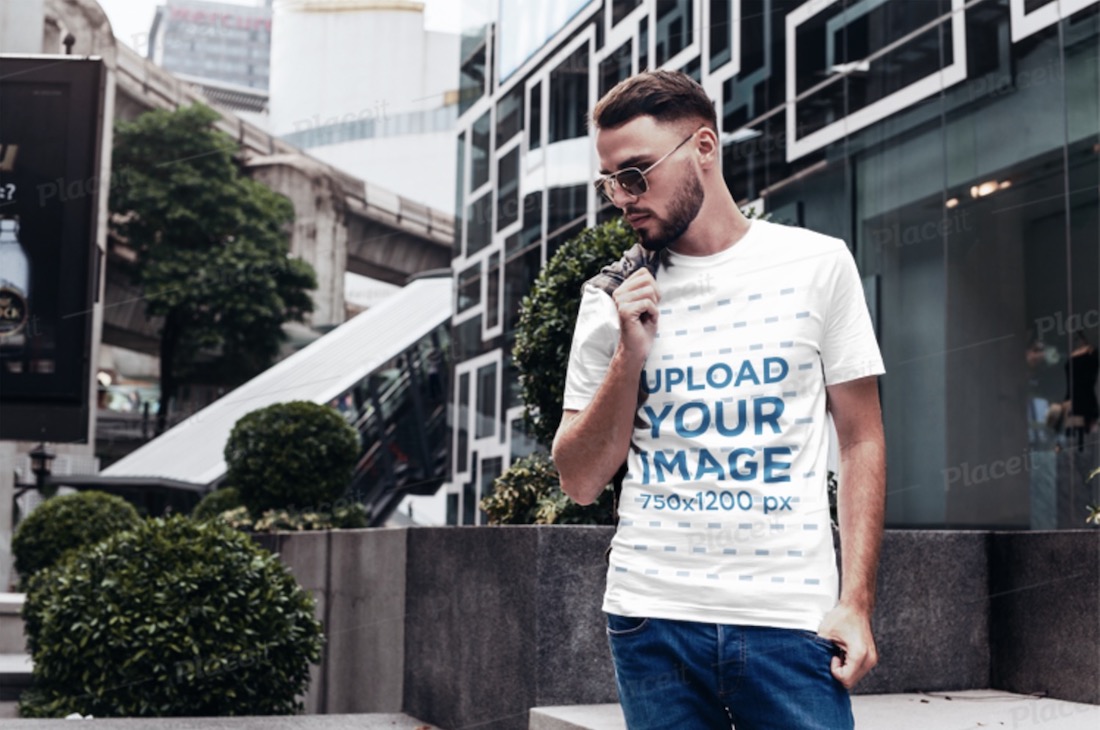 T-Shirt-Modell mit einem stylischen Mann in der Stadt