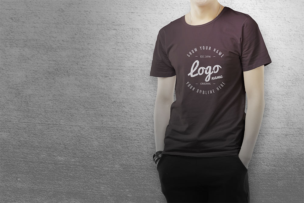 männliches mehrfarbiges T-Shirt Mockup