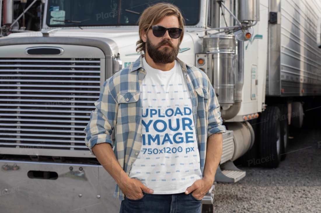 Mann, der ein T-Shirt trägt und vor seinem Truck posiert