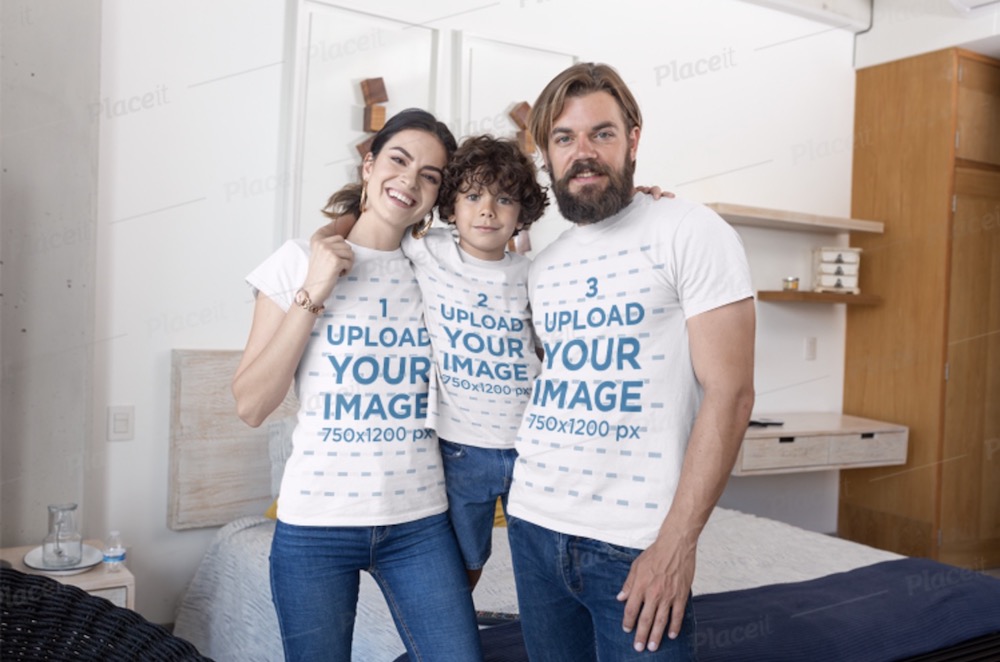 T-Shirt-Modell mit einer dreiköpfigen Familie, die im Schlafzimmer posiert