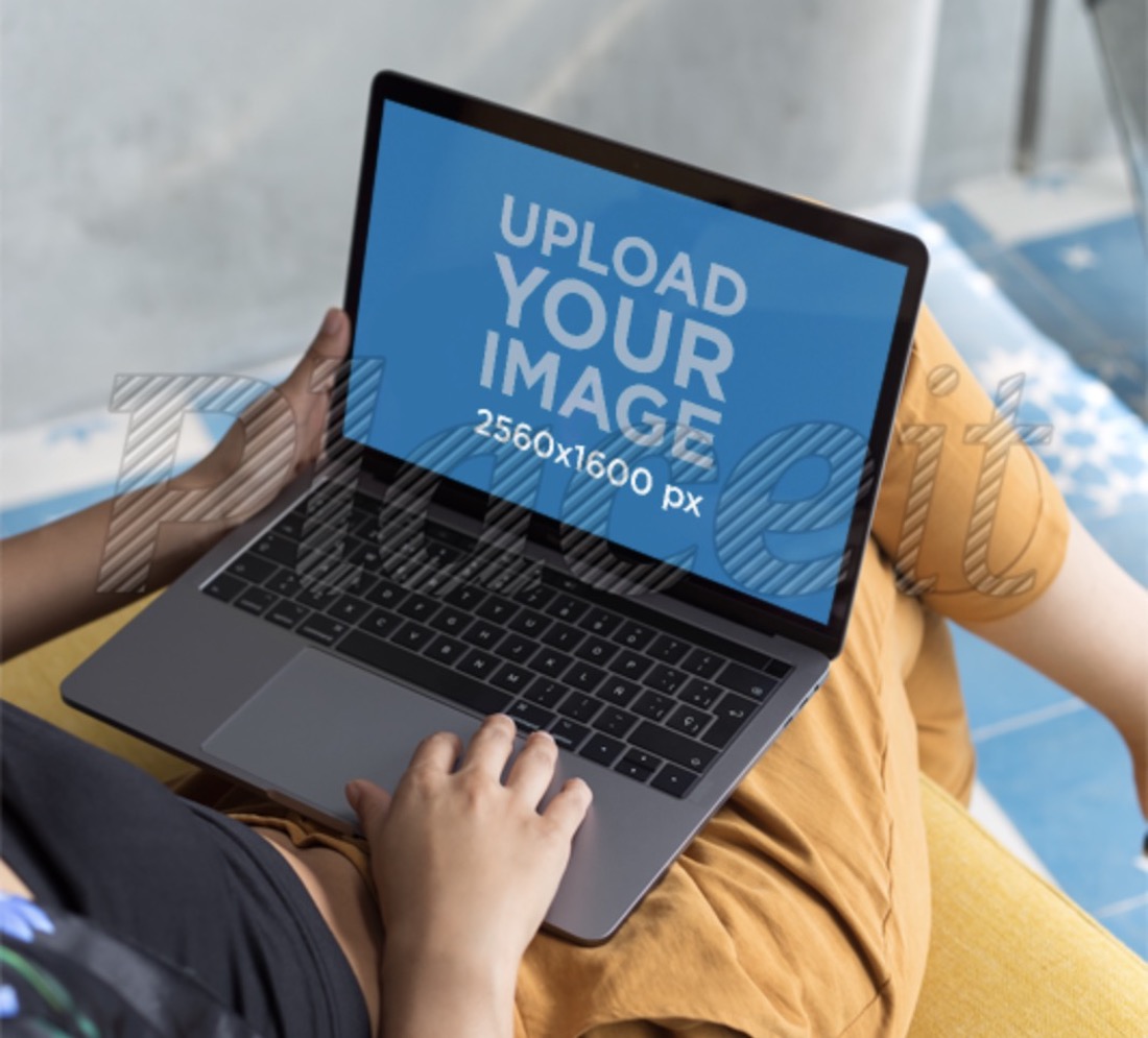 maquette d'une femme utilisant un macbook sur ses genoux