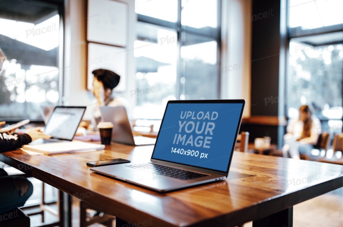 maquette d'un macbook pro sur une table dans un café