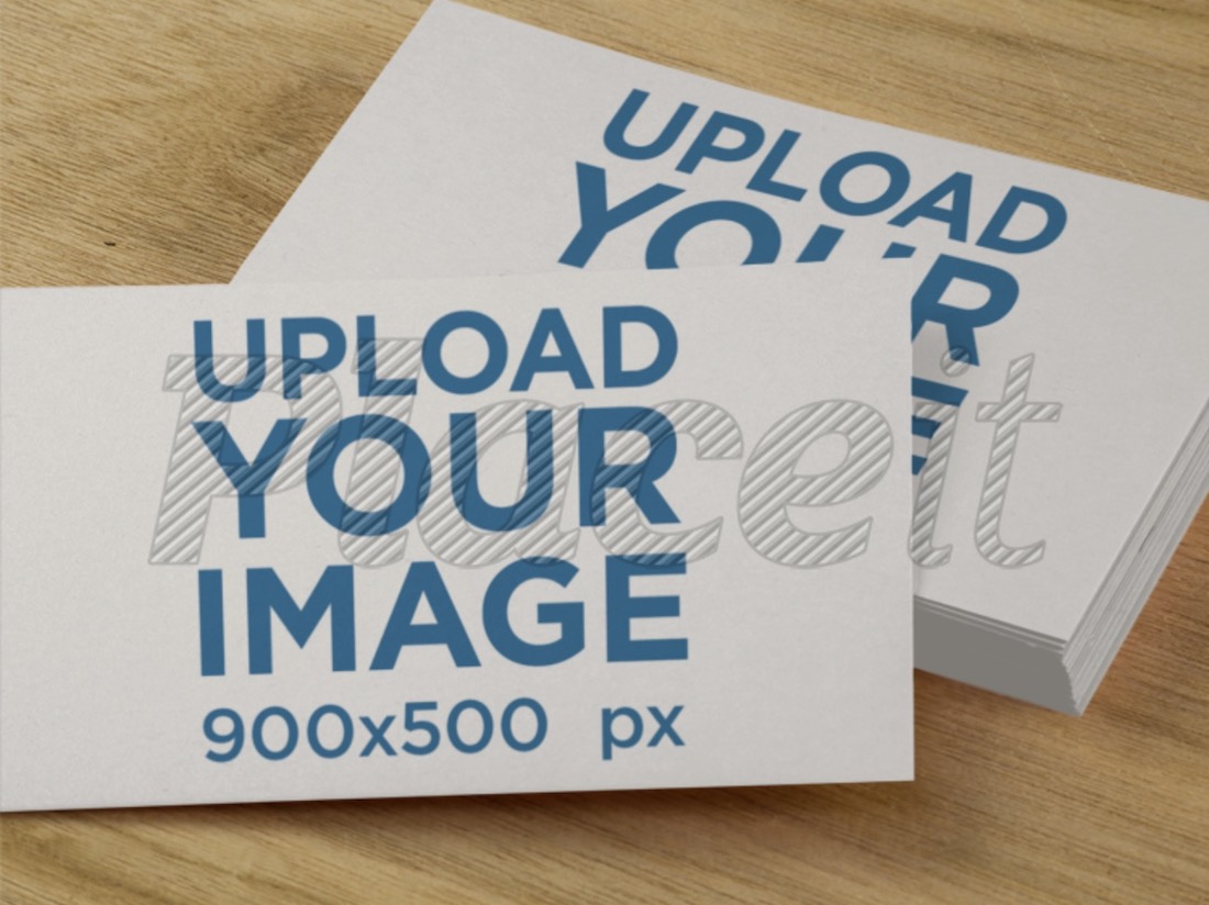 gros plan d'une pile de cartes postales sur une surface en bois