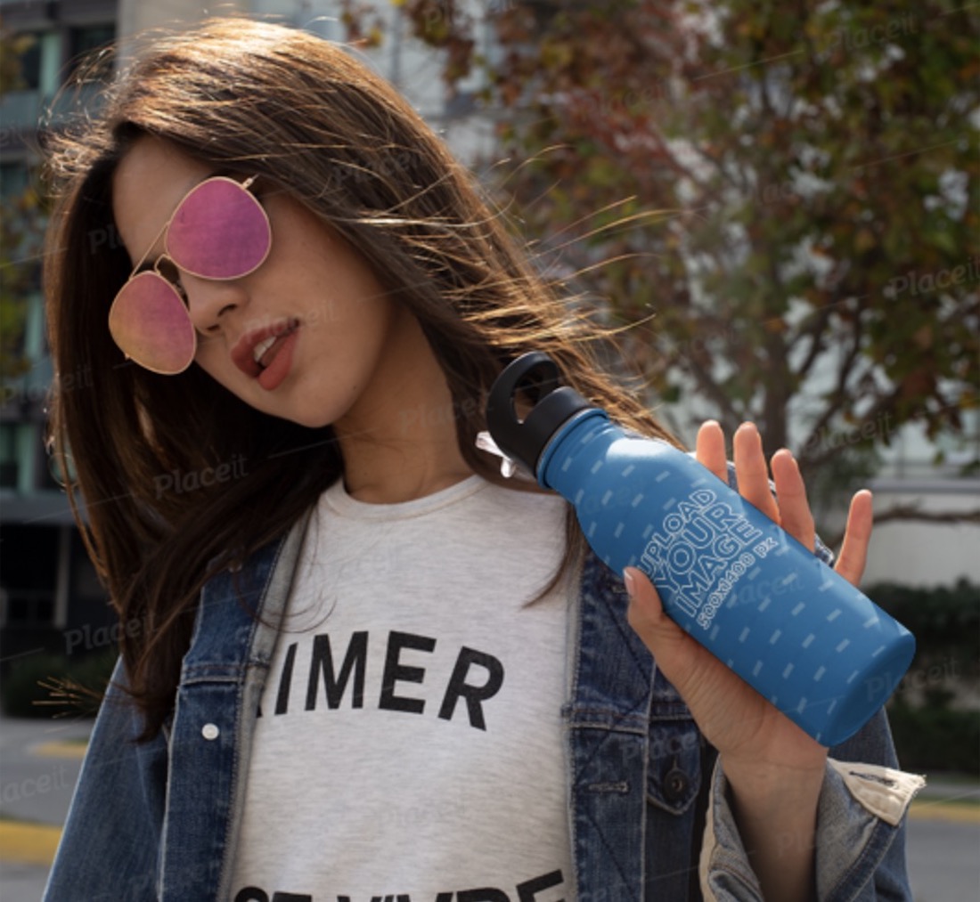 水のボトルを保持している女性