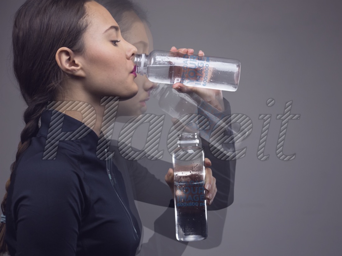 水を飲む若い女性のモーション写真のモックアップ