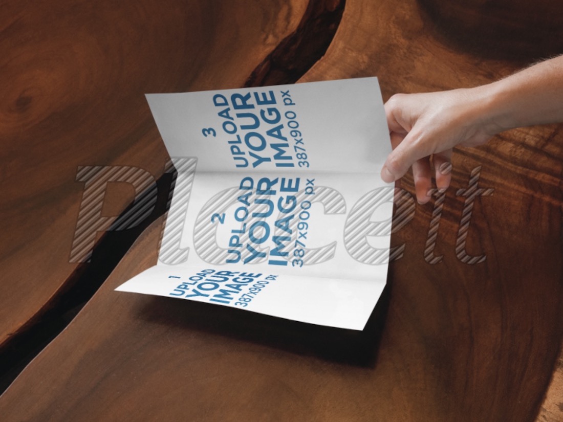 макет брошюры trifold в руке человека