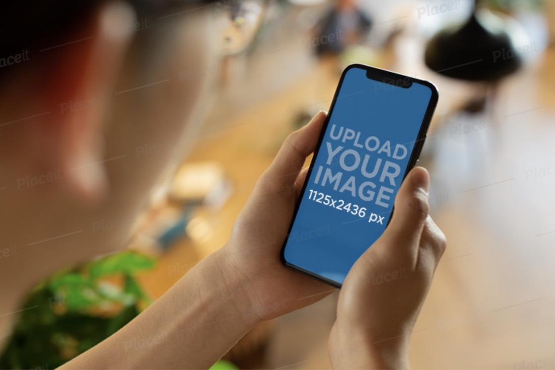 macheta aspectului peste umăr al unui tânăr iphone xs