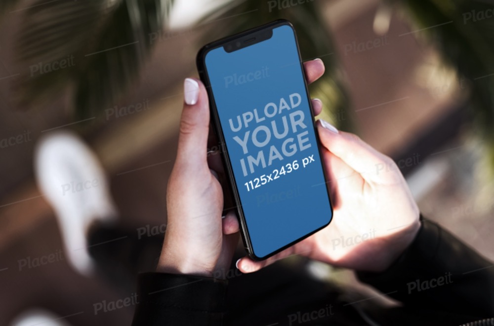 macheta iphone 11 pro cu o femeie care își ține telefonul