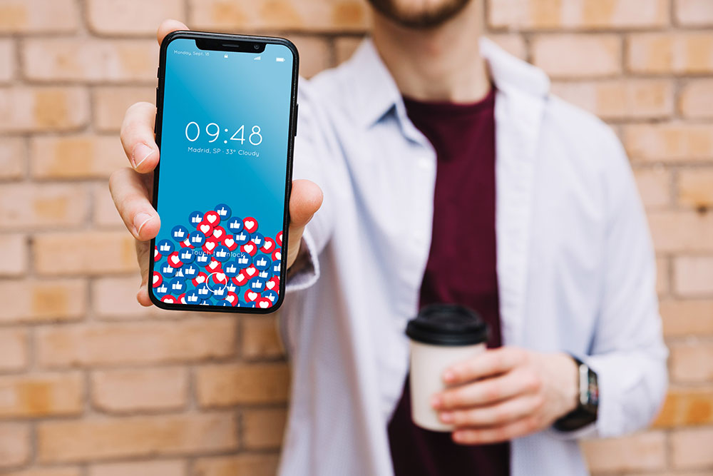 omul care deține macheta iPhone x