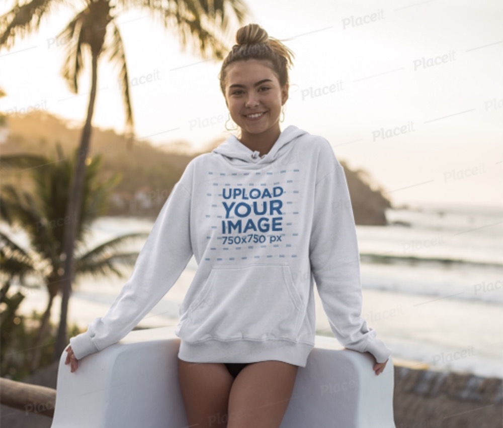 mockup hoodie seorang wanita berpose saat matahari terbenam