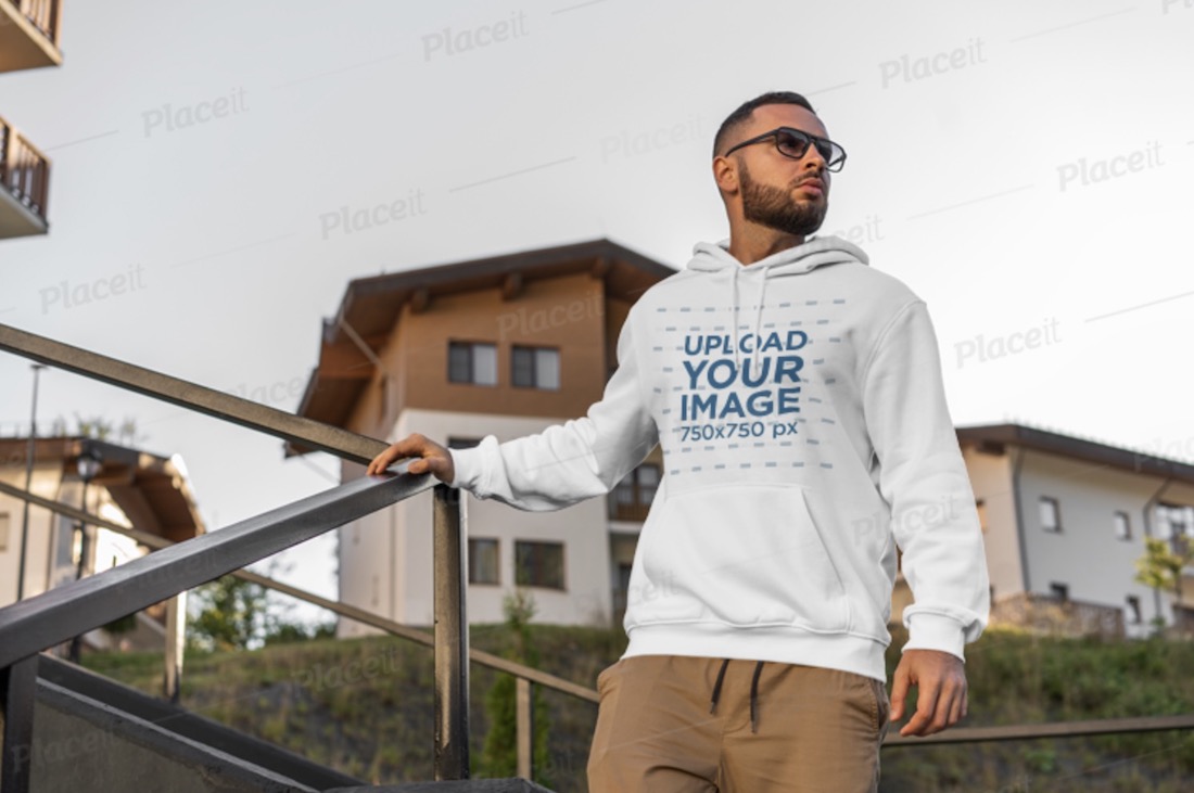 mockup hoodie pullover yang menampilkan seorang pria dengan kacamata hitam