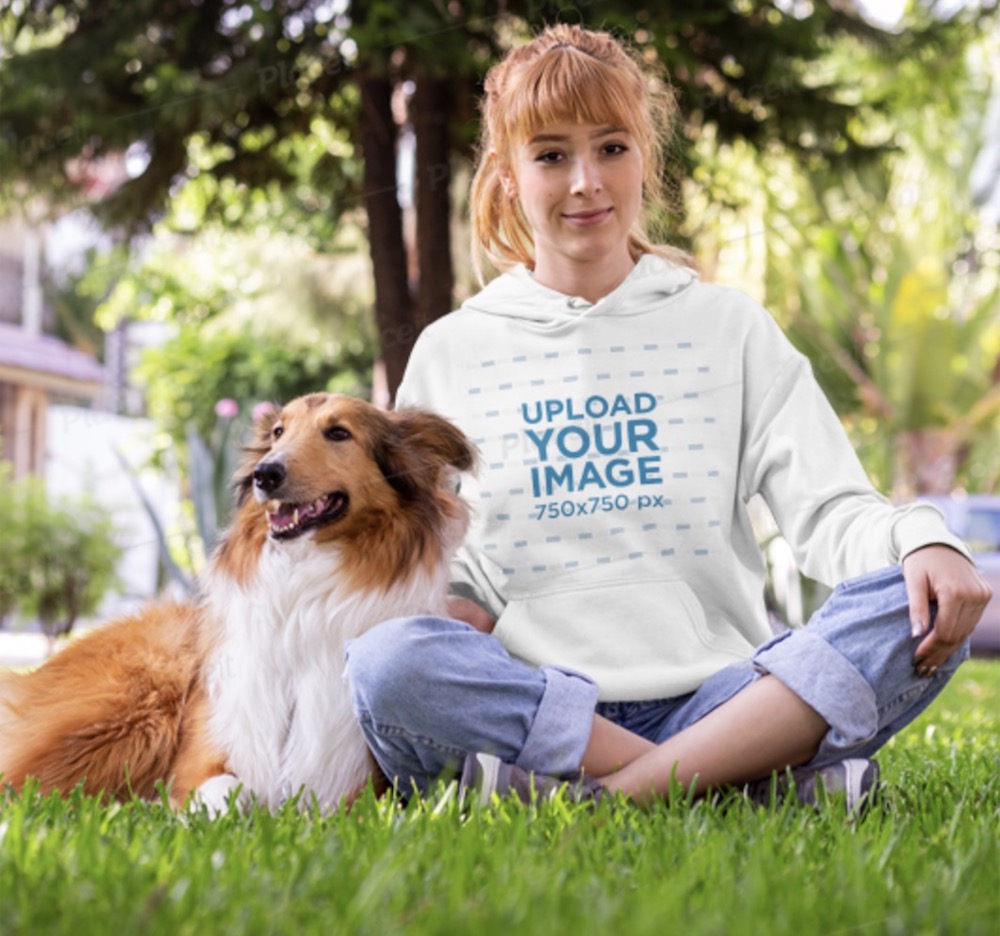 mockup hoodie pullover seorang wanita dengan seekor anjing di taman