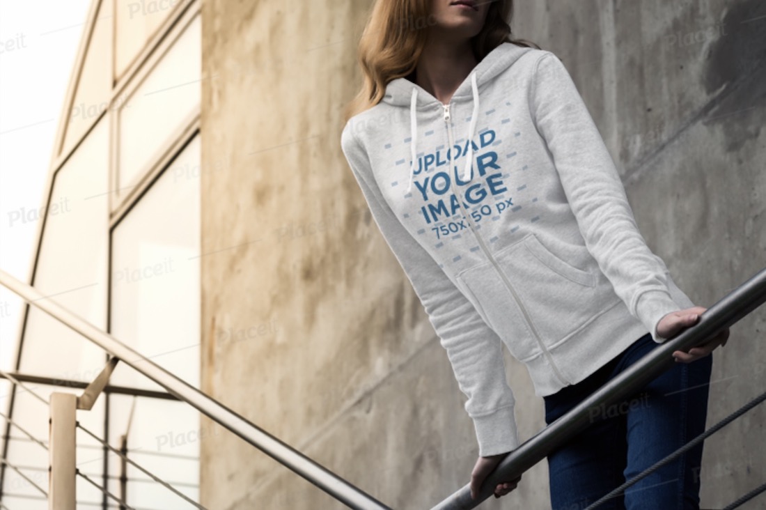 mockup yang menampilkan seorang wanita mengenakan hoodie zip penuh yang dapat disesuaikan