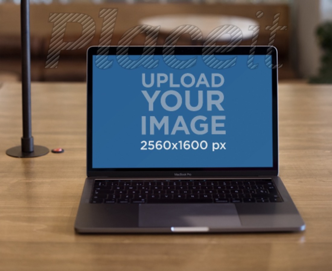 Macbook maquete em uma mesa de madeira