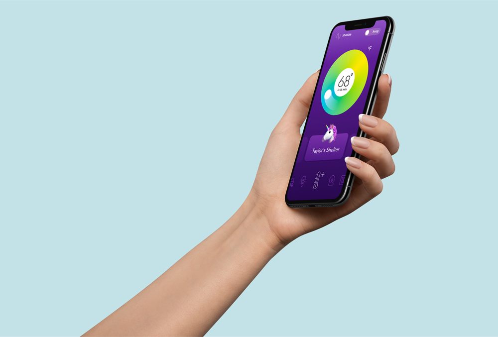 donna mano libera che tiene iphone mockup