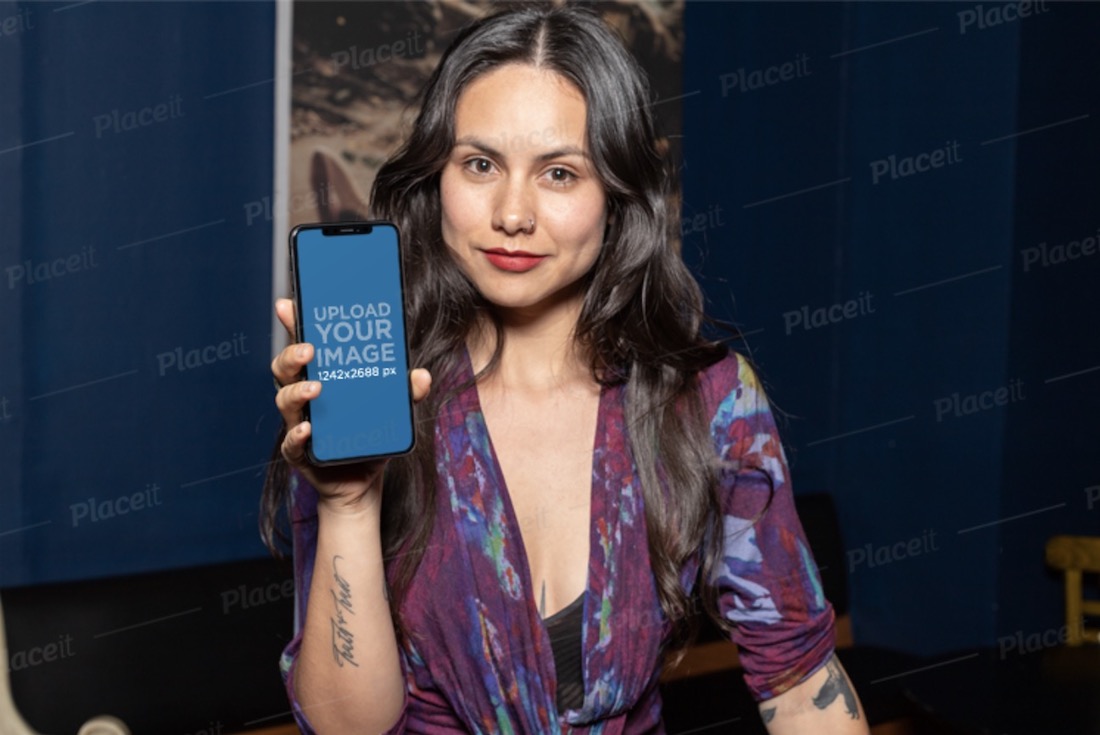 mockup di iphone xs max con una ragazza spigolosa