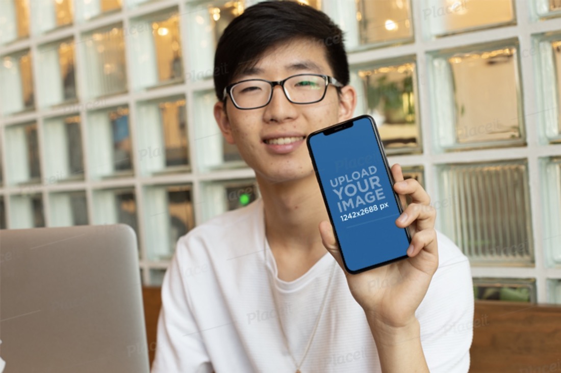 studente con in mano un iphone xs max