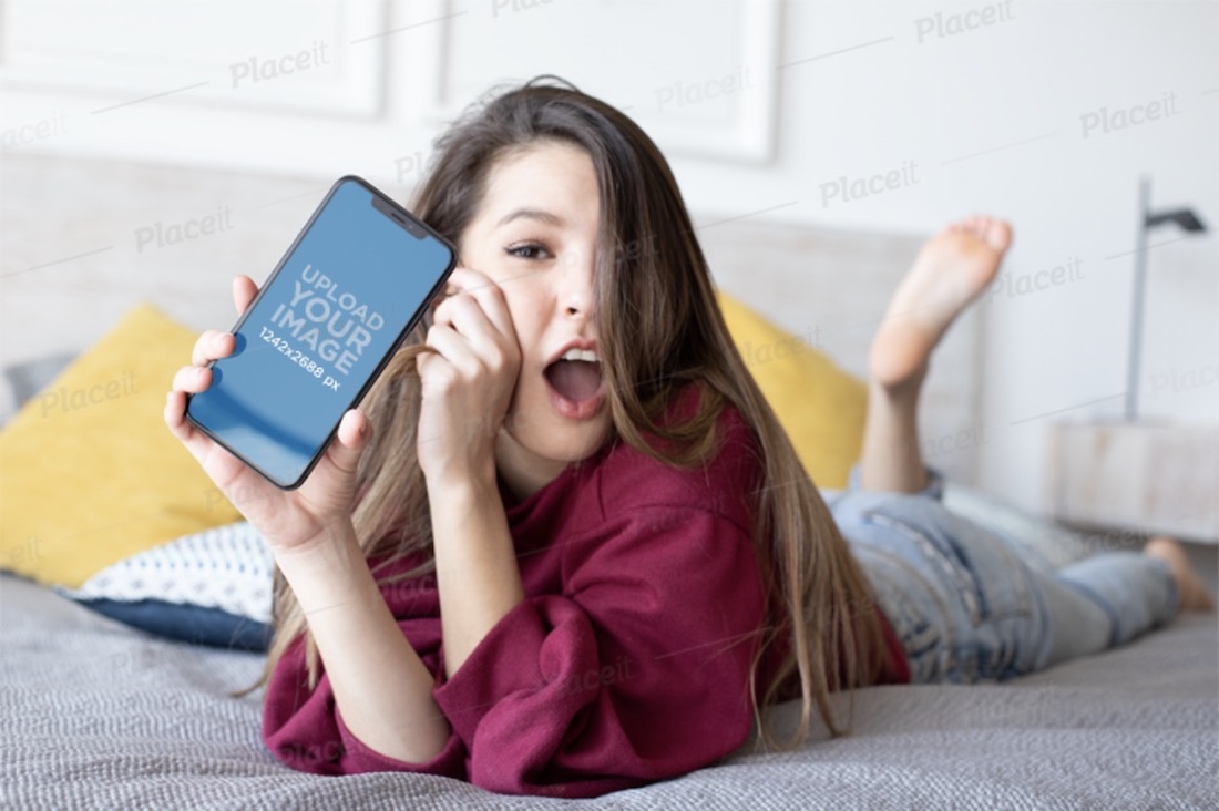 iphone xs max mockup di una ragazza stupita